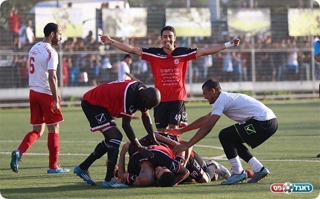 שחקני יפו חוגגים עלייה בעונה שעברה (יוסף אבו מרסה)